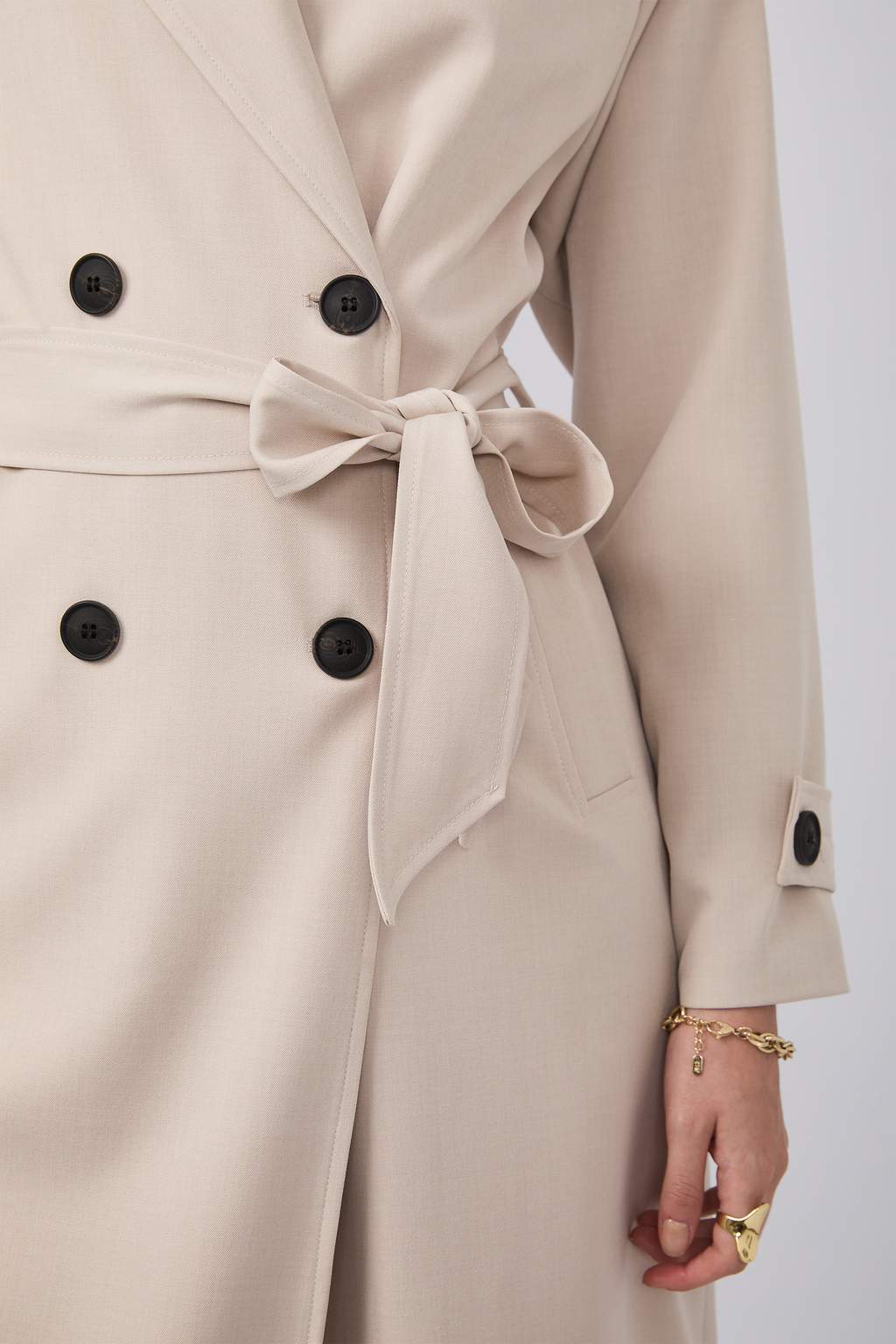 Gabardina larga con abertura y bolsillos funcionales Beige - Becca