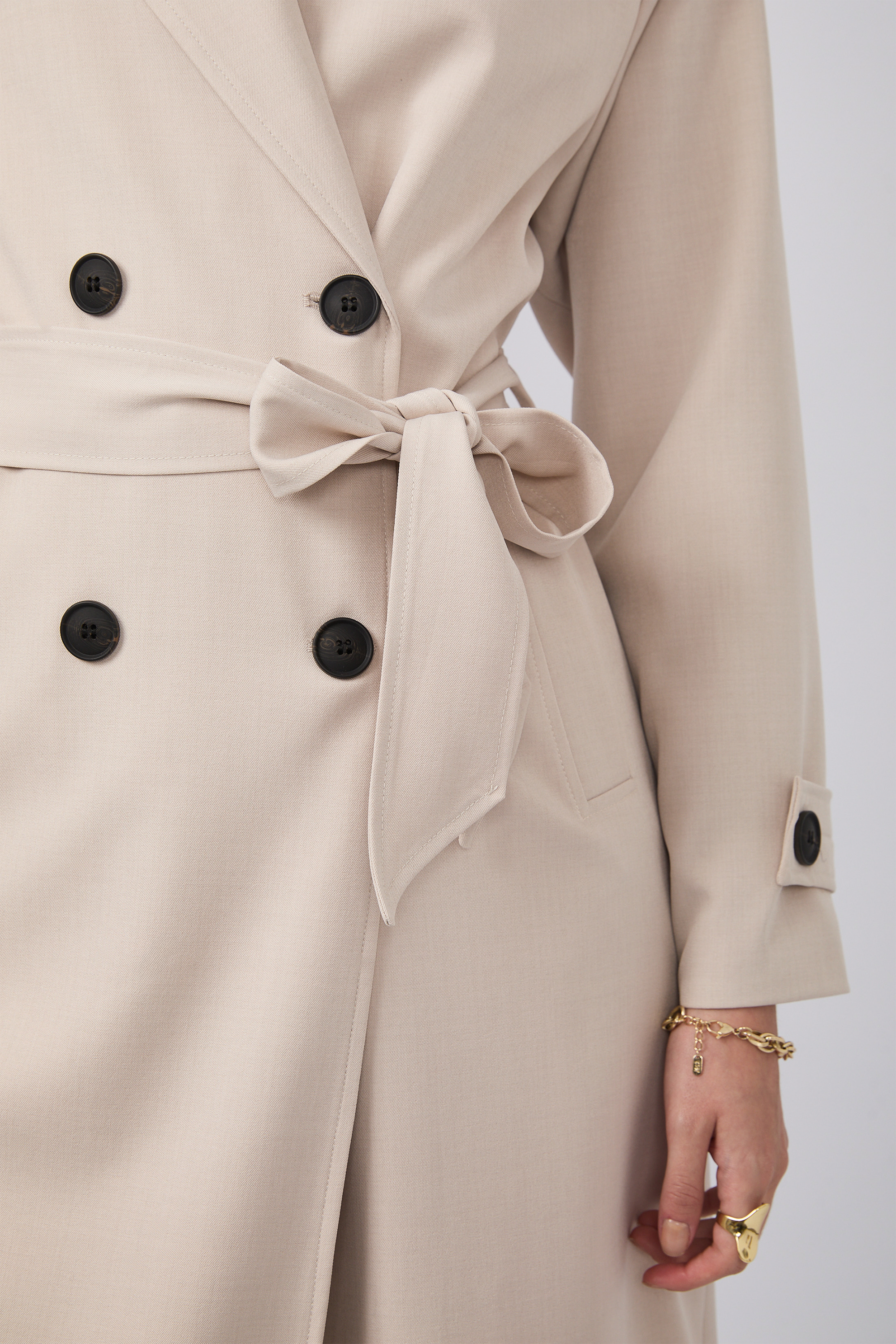 Gabardina larga con abertura y bolsillos funcionales Beige - Becca