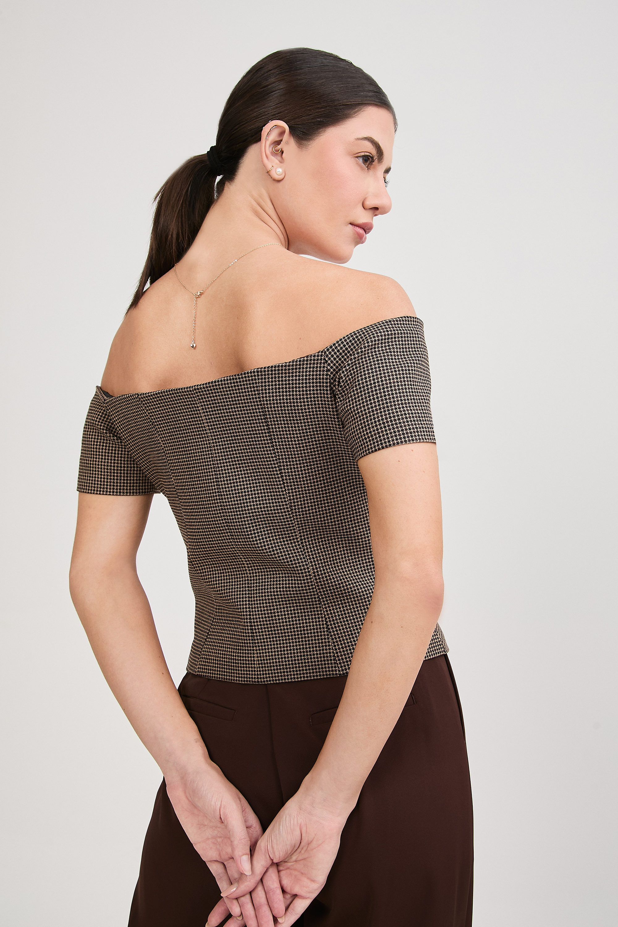 CHALECO OFF SHOULDER ENTALLADO PRINT BEIGE Y NEGRO - NANCY