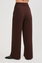 Pantalón semi palazo con pinzas y bolsillos MARRÓN - Paris