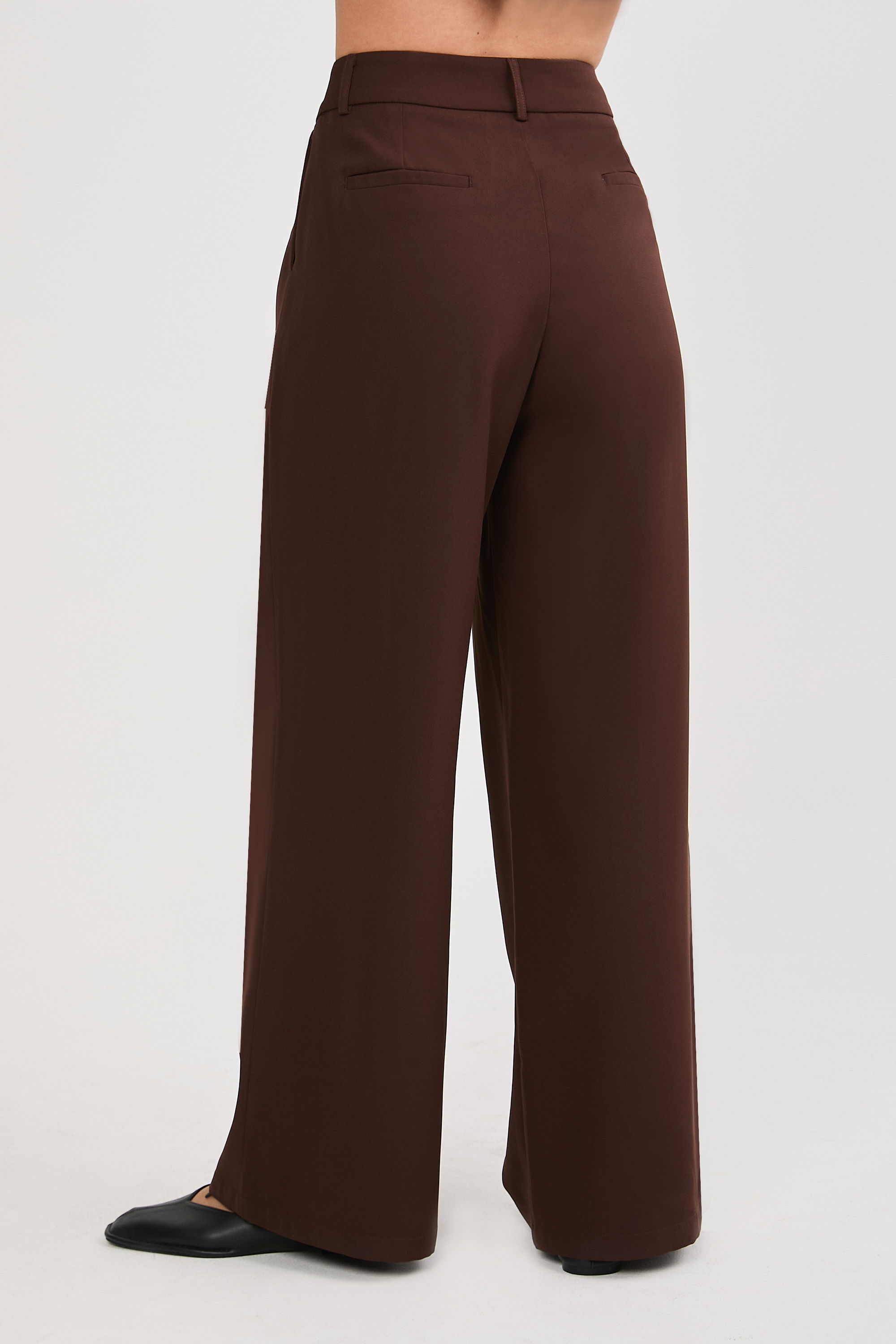 Pantalón semi palazo con pinzas y bolsillos MARRÓN - Paris