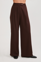 Pantalón semi palazo con pinzas y bolsillos MARRÓN - Paris