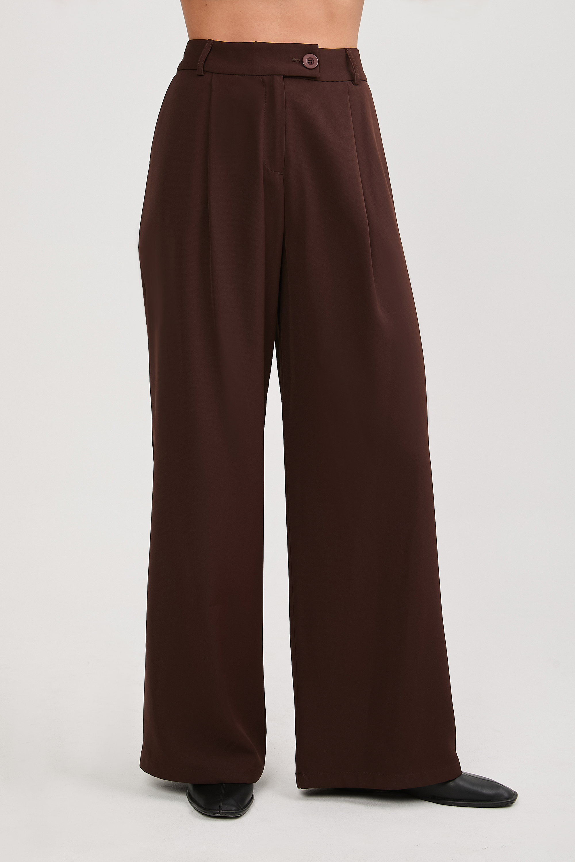 Pantalón semi palazo con pinzas y bolsillos MARRÓN - Paris