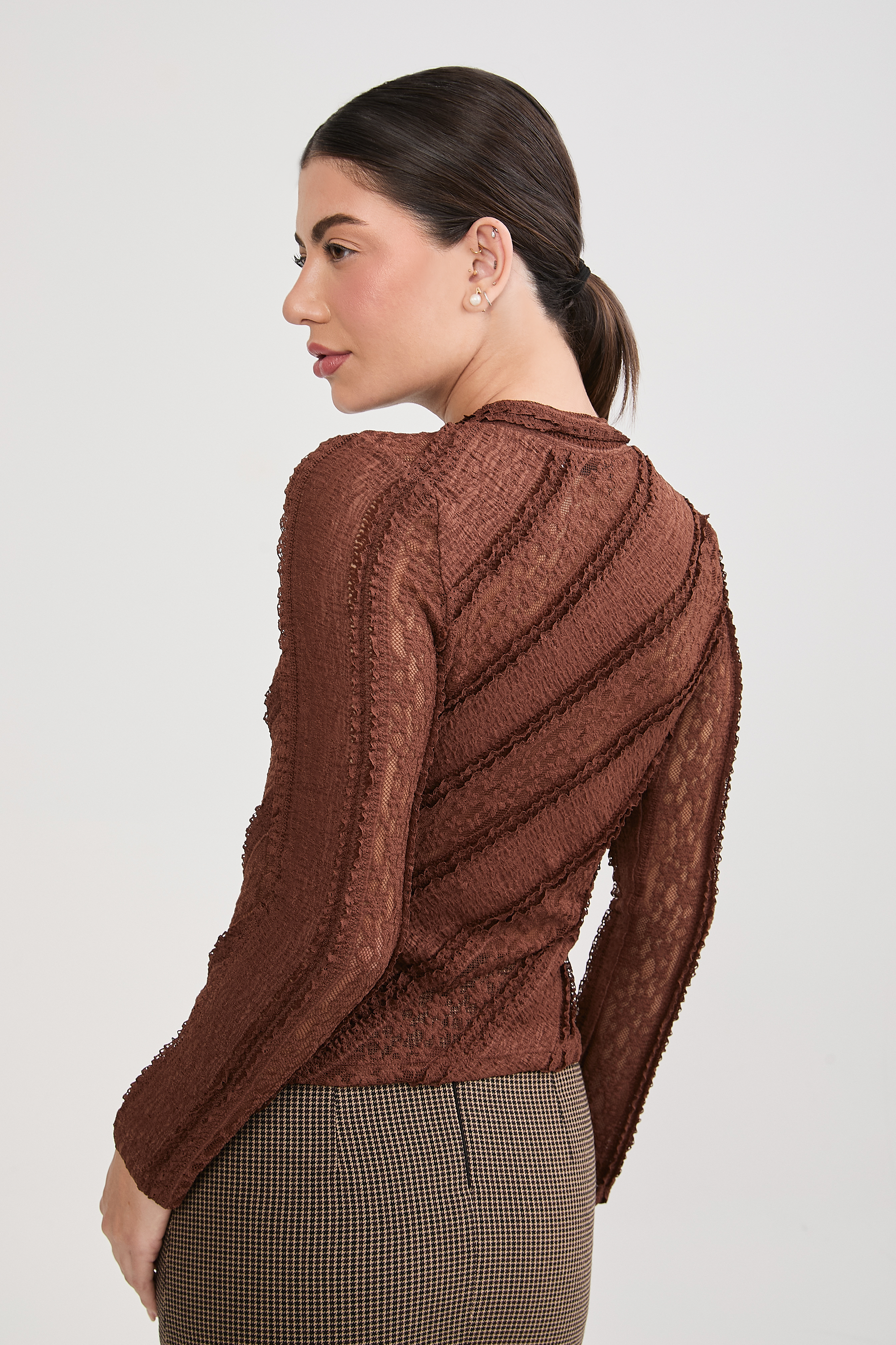 TOP MANGA LARGA DE ENCAJE CUELLO ALTO MARRÓN - EMILIA