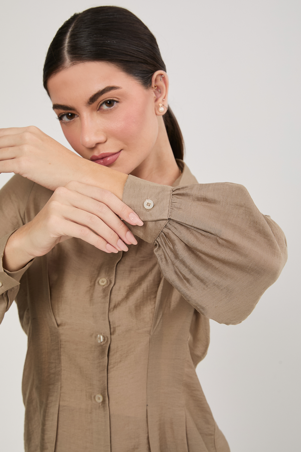 BLUSA CAMISERA MANGA CON PINZAS TOPO - ARABELLA [PRE-VENTA]