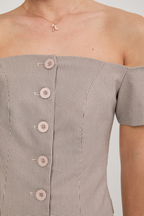 CHALECO OFF SHOULDER ENTALLADO PRINT PERLA Y BEIGE - NANCY