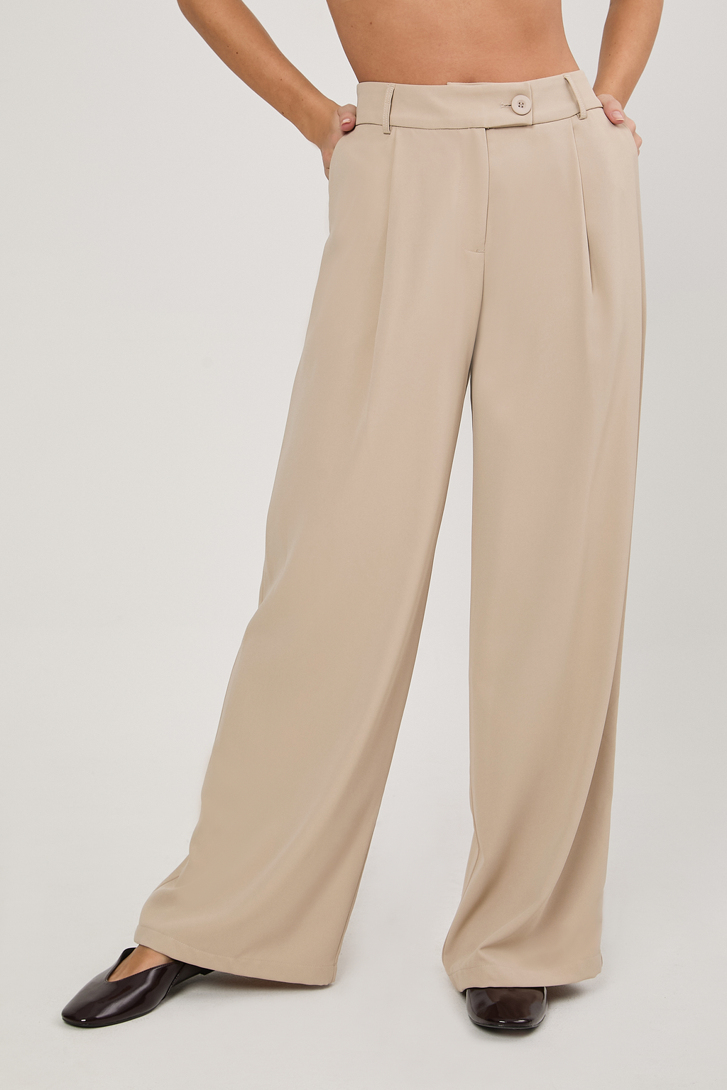 Pantalón semi palazo con pinzas y bolsillos BEIGE - Paris