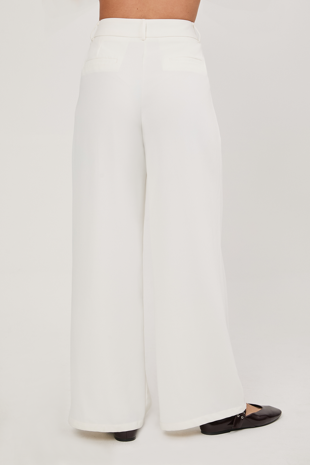 Pantalón semi palazo con pinzas y bolsillos Perla- Paris