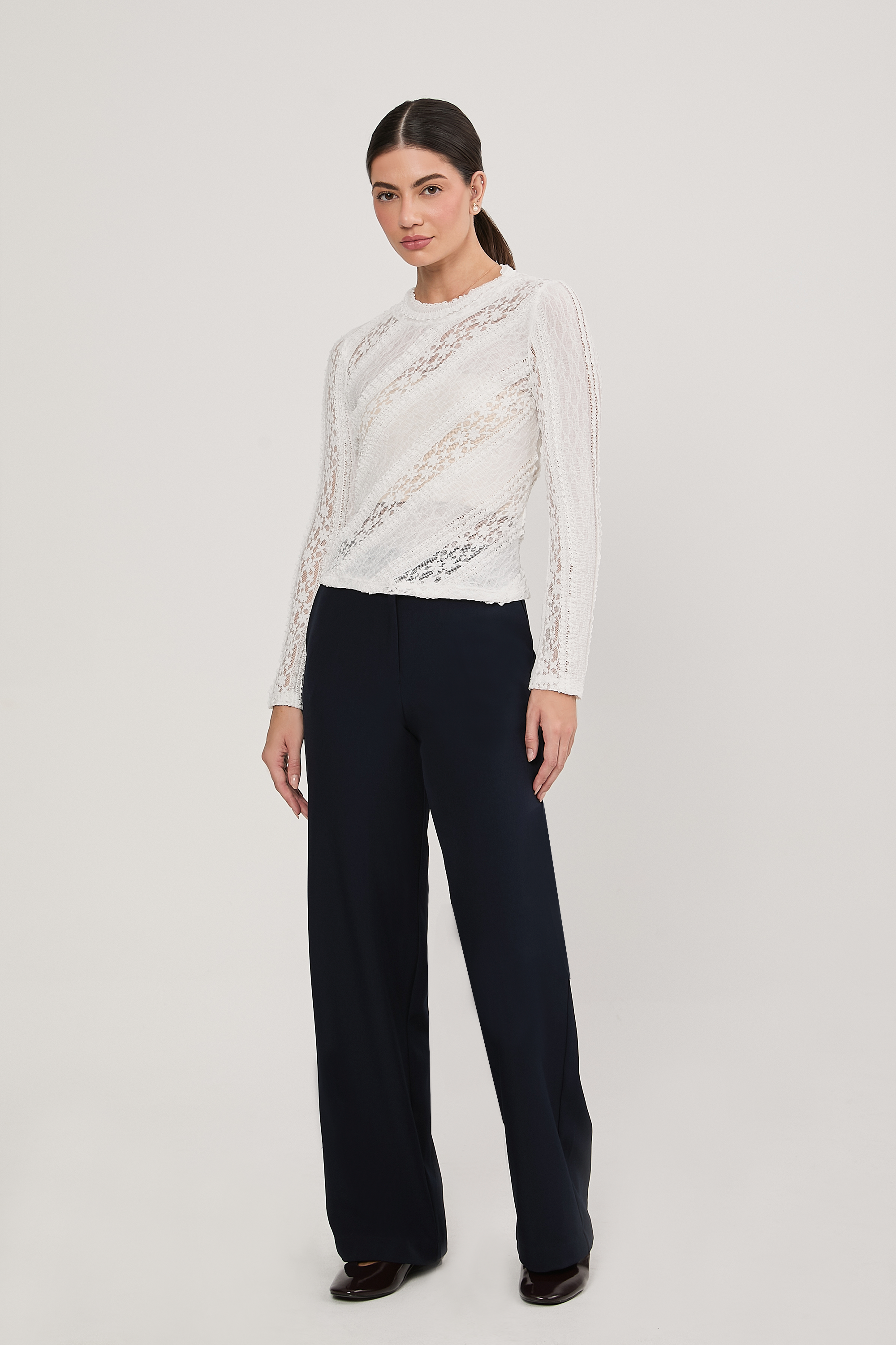 TOP MANGA LARGA DE ENCAJE CUELLO ALTO PERLA - EMILIA