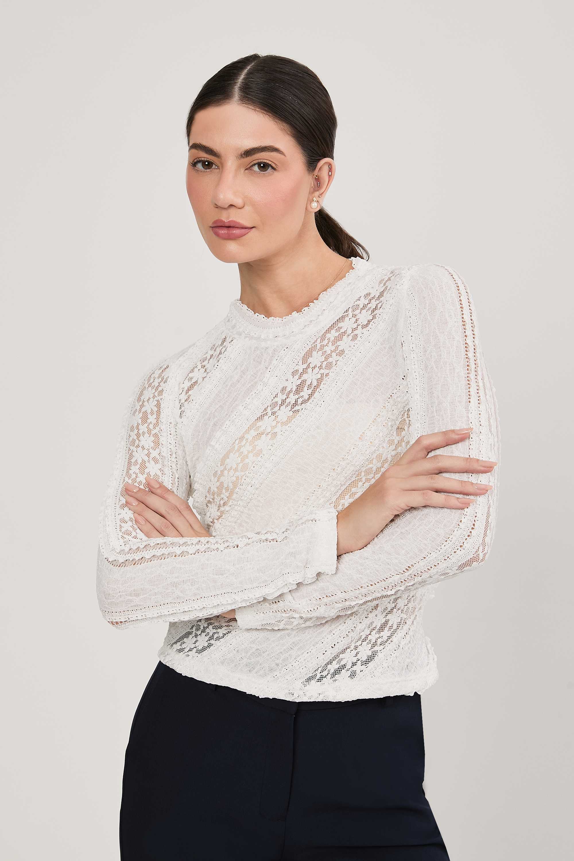 TOP MANGA LARGA DE ENCAJE CUELLO ALTO PERLA - EMILIA