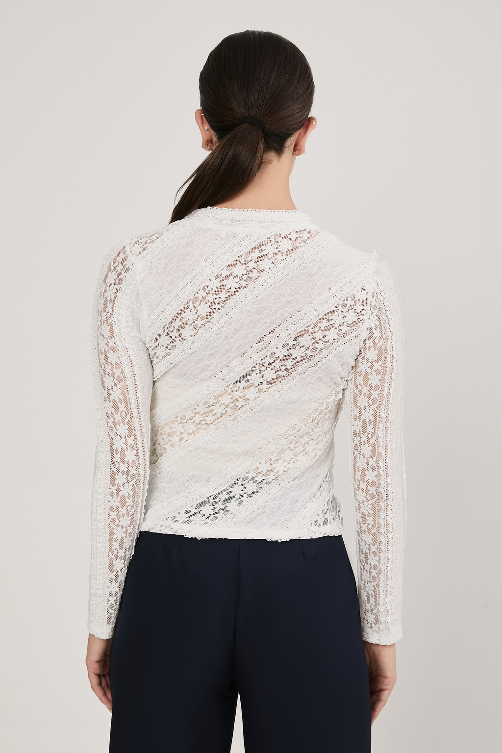 TOP MANGA LARGA DE ENCAJE CUELLO ALTO PERLA - EMILIA