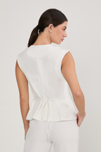 CHALECO CON ESCOTE V Y TIRAS POSTERIORES PERLA - AMAIA