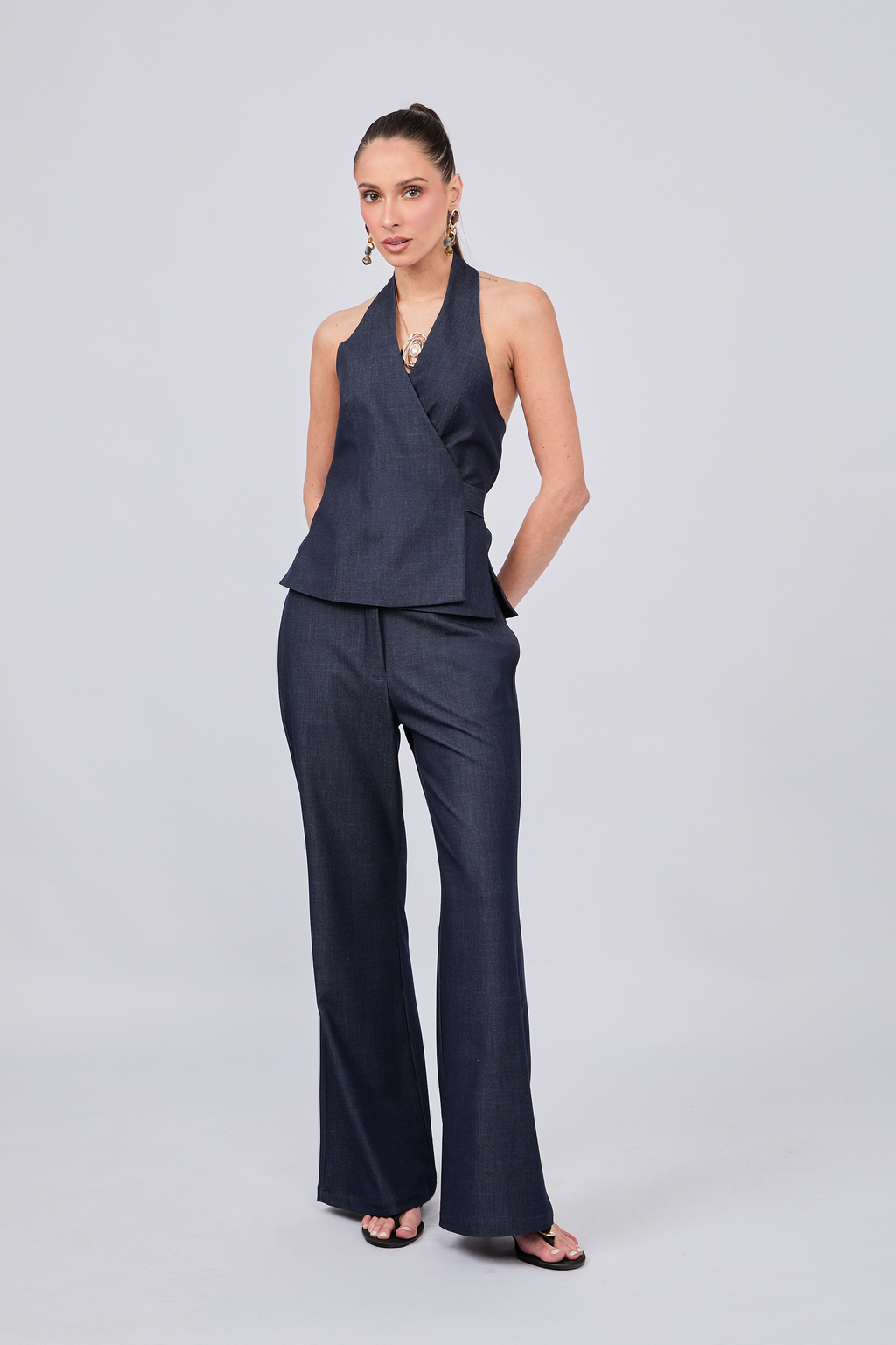 CHALECO ESCOTE EN V CON REGULADOR NATURAL - MISHKY