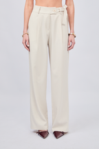 PANTALON SASTRERO DE PRETINA CRUZADA CON TIRANTES HUESO - ALFIL