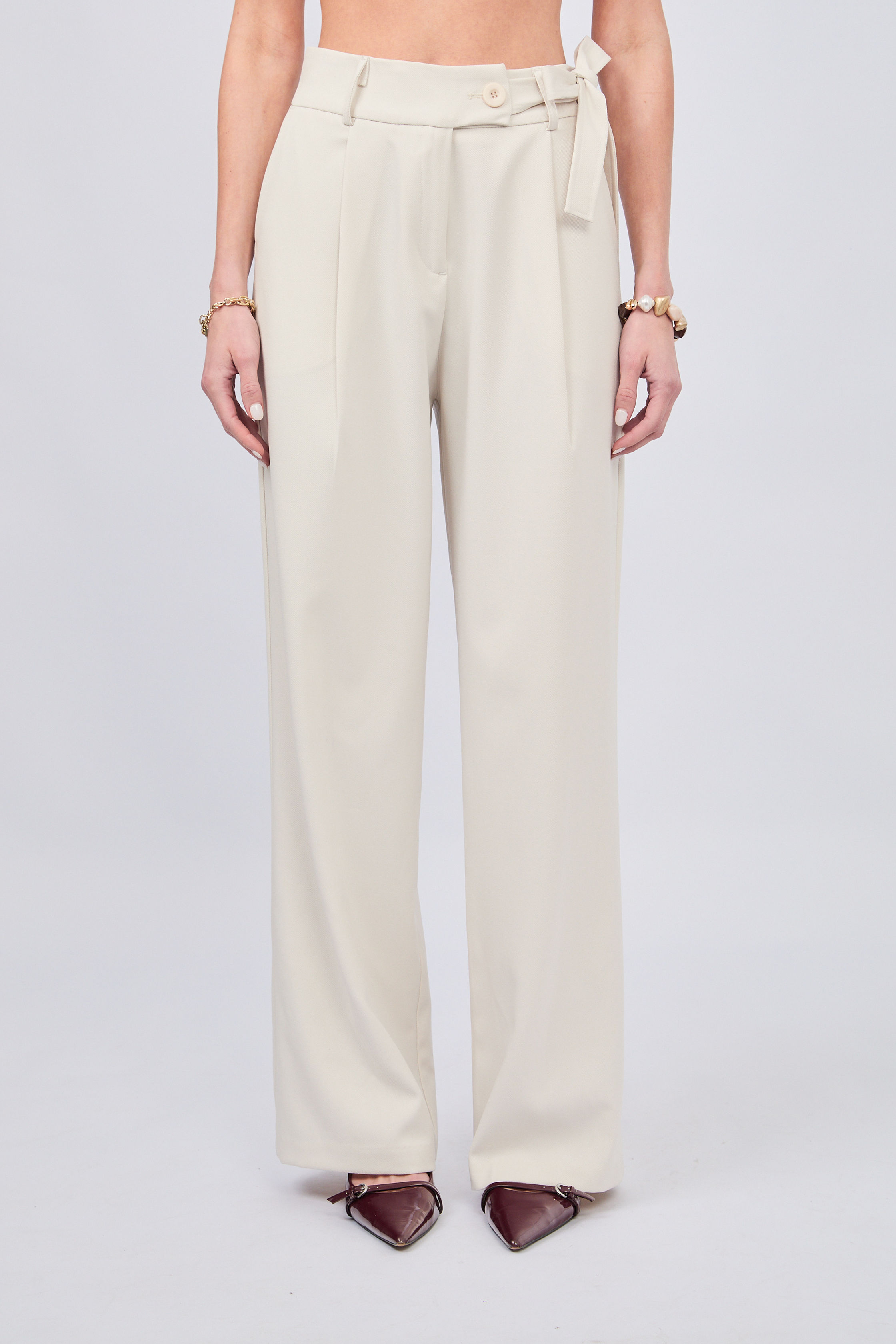 PANTALON SASTRERO DE PRETINA CRUZADA CON TIRANTES HUESO - ALFIL
