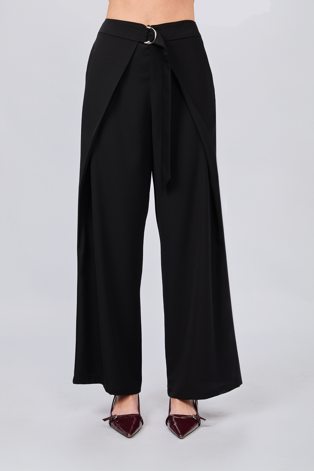 PANTALÓN SASTRERO CON PINZAS Y TIRANTES REGULABLE NEGRO - GAMBITO