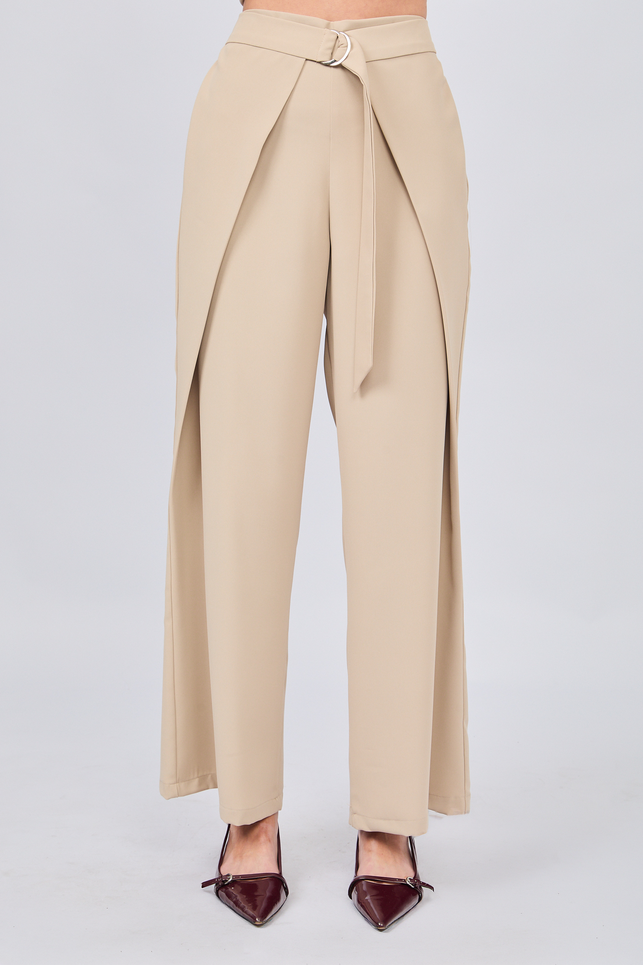 PANTALÓN SASTRERO CON PINZAS Y TIRANTES REGULABLE BEIGE - GAMBITO
