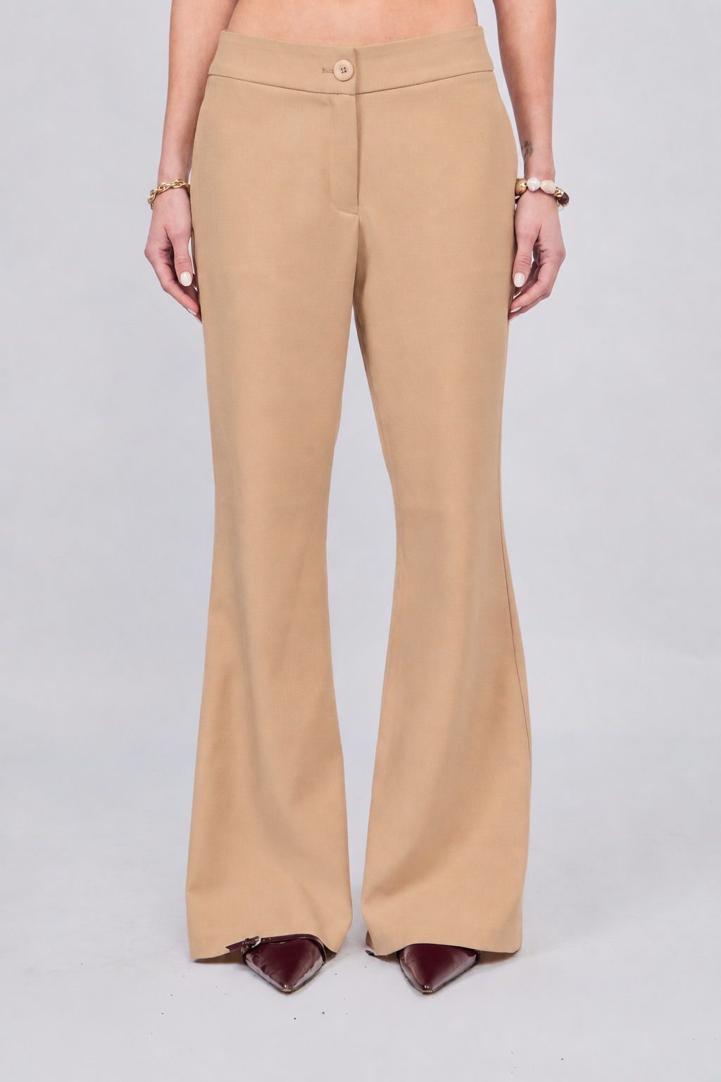 PANTALÓN FLARE SASTRE CON BOLSILLOS A LOS LATERALES CAMEL - ENROQUE