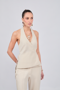 CHALECO ESCOTE EN V CON REGULADOR BEIGE - MISHKY