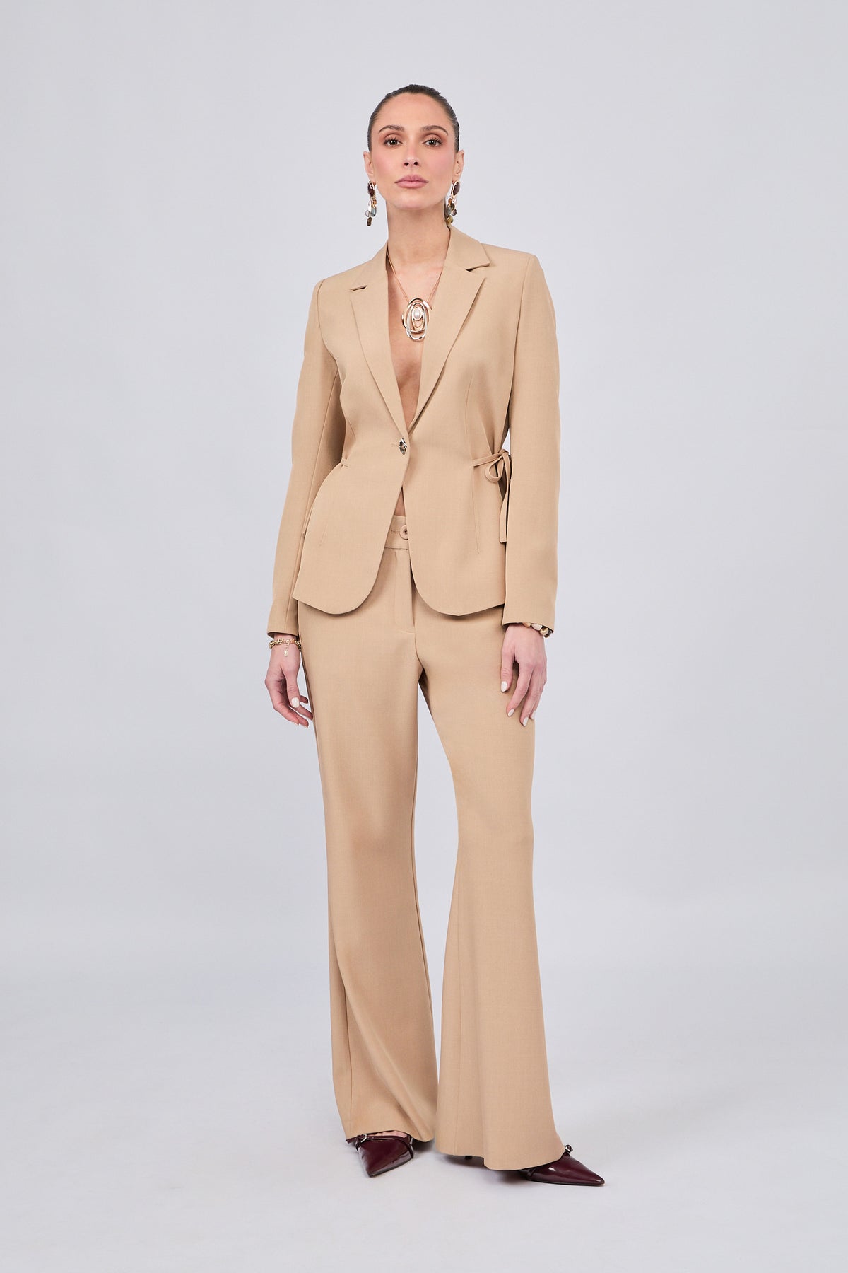 Sienna blazer with lapel and waist tie, beige.