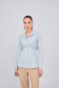 BLUSA CON CUELLO CAMISERO Y PINZAS DELANTERAS CELESTE - ALFIL