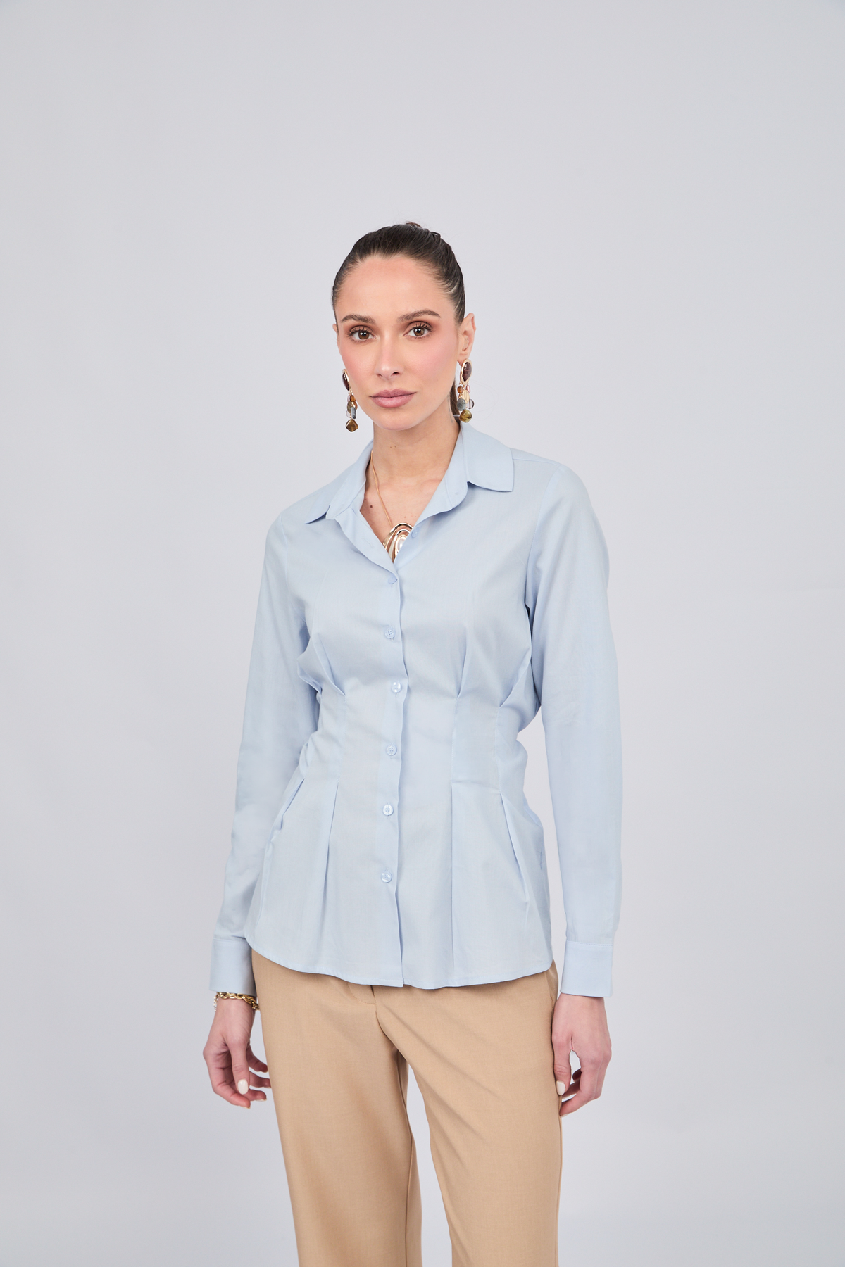 BLUSA CON CUELLO CAMISERO Y PINZAS DELANTERAS CELESTE - ALFIL