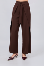 PANTALÓN SASTRERO CON PINZAS Y TIRANTES REGULABLE MARRÓN - GAMBITO