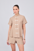 BLUSA DE CUELLO NERU CON BOTONES ORIENTALES TOPO - ENIGMA