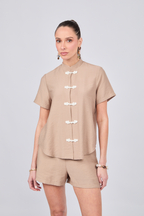 BLUSA DE CUELLO NERU CON BOTONES ORIENTALES TOPO - ENIGMA