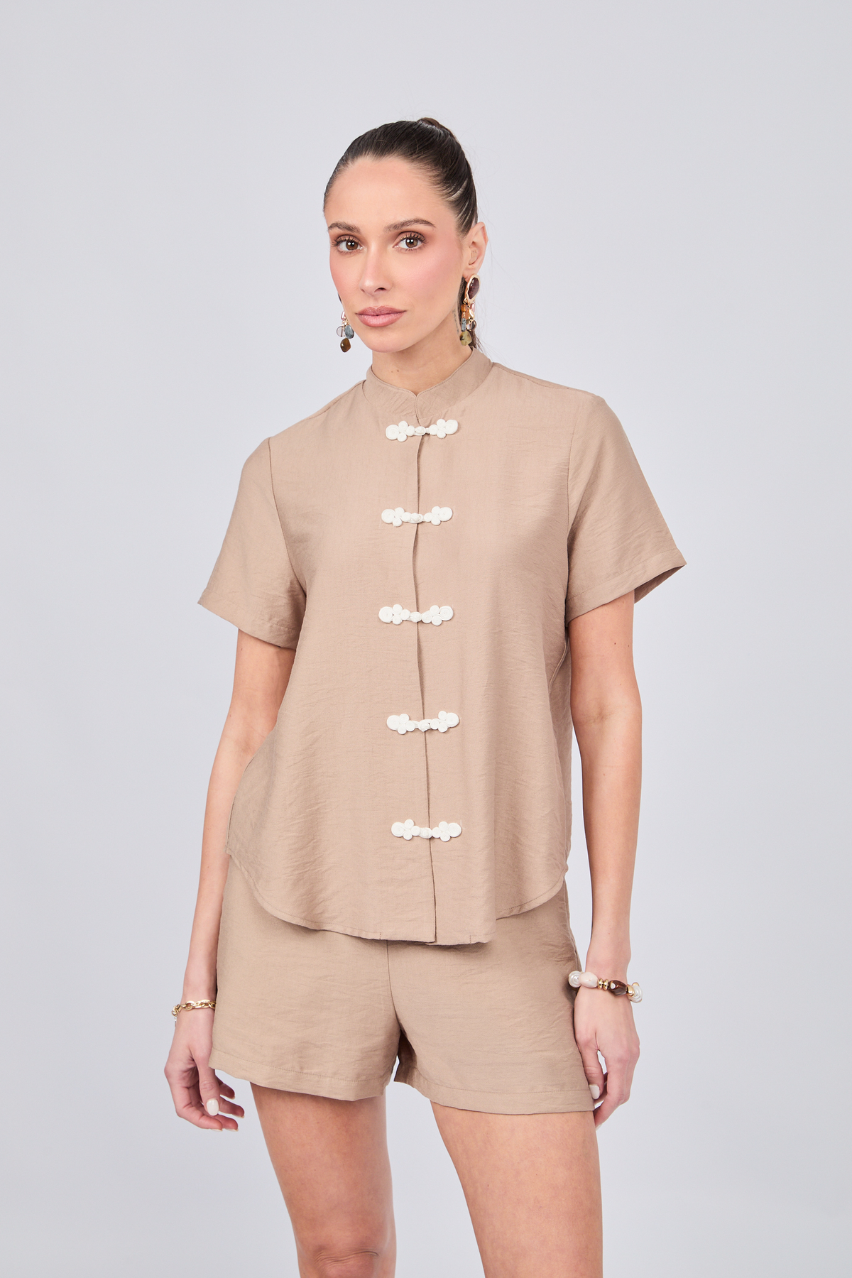 BLUSA DE CUELLO NERU CON BOTONES ORIENTALES TOPO - ENIGMA