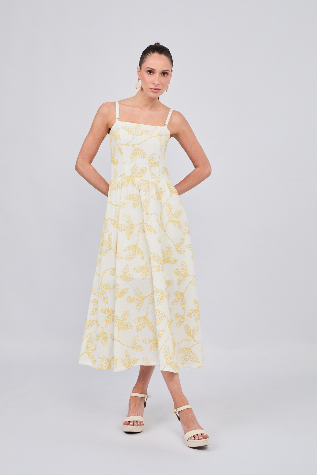 VESTIDO CON CORREA Y TIRAS REMOVIBLES CON BOLSILLOS LABRADO AMARILLO - CAISSA