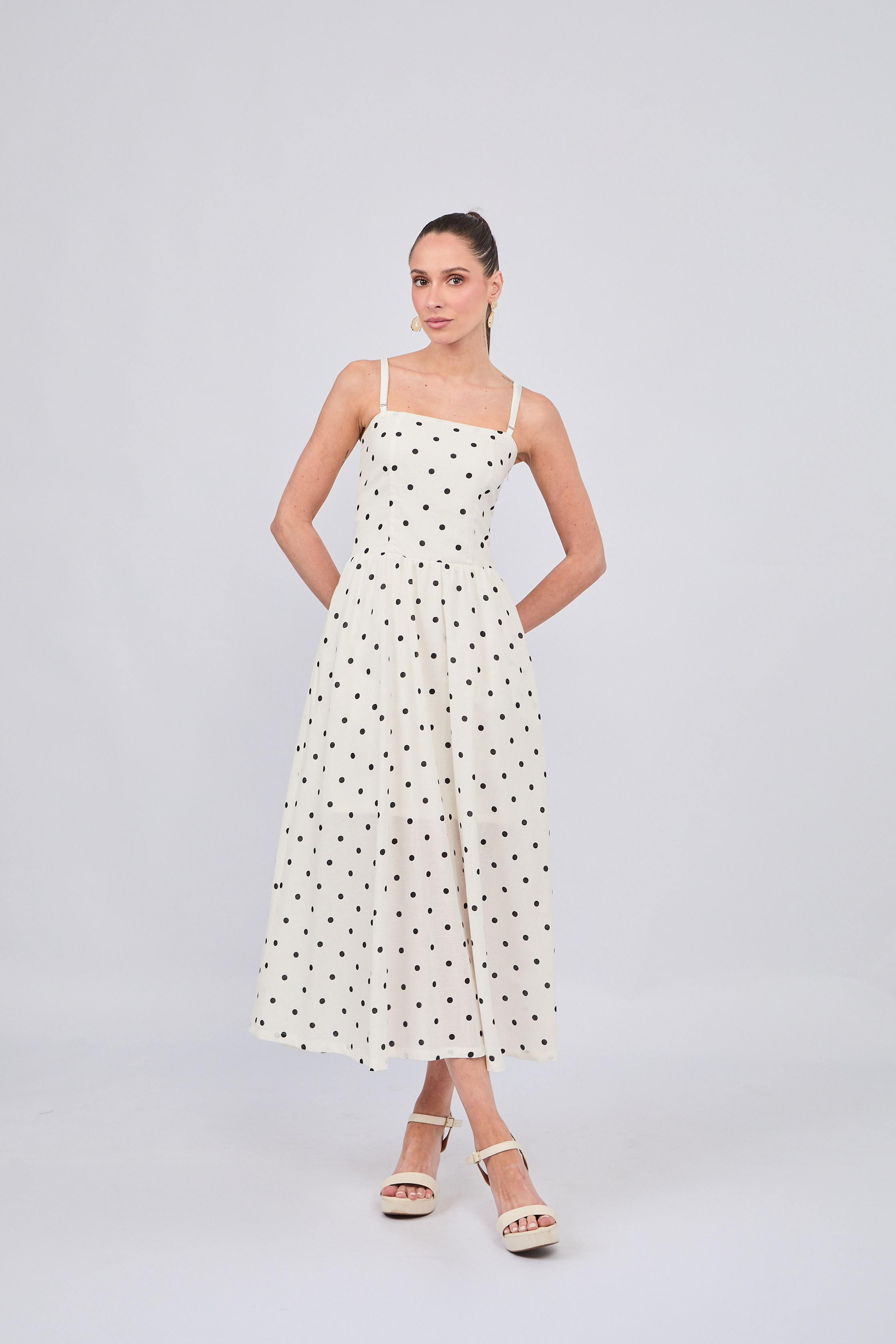 VESTIDO CON CORREA Y TIRAS REMOVIBLES CON BOLSILLOS EN PERLA PUNTOS NEGRO  - CAISSA
