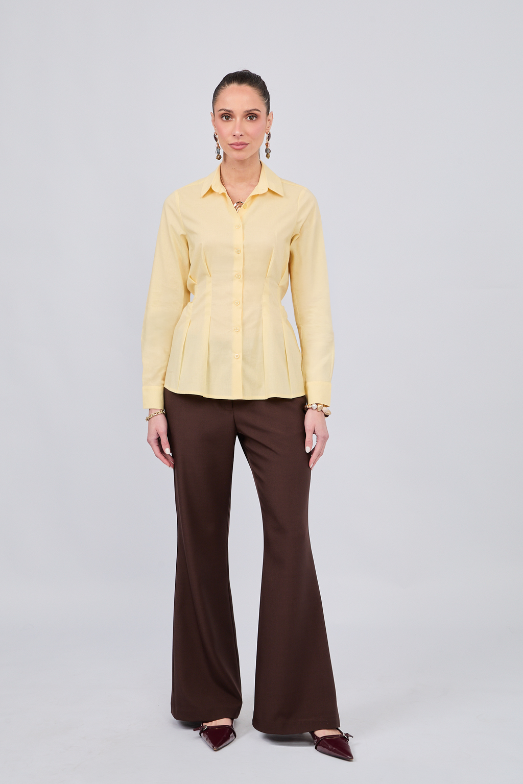 BLUSA CON CUELLO CAMISERO Y PINZAS DELANTERAS AMARILLO - ALFIL