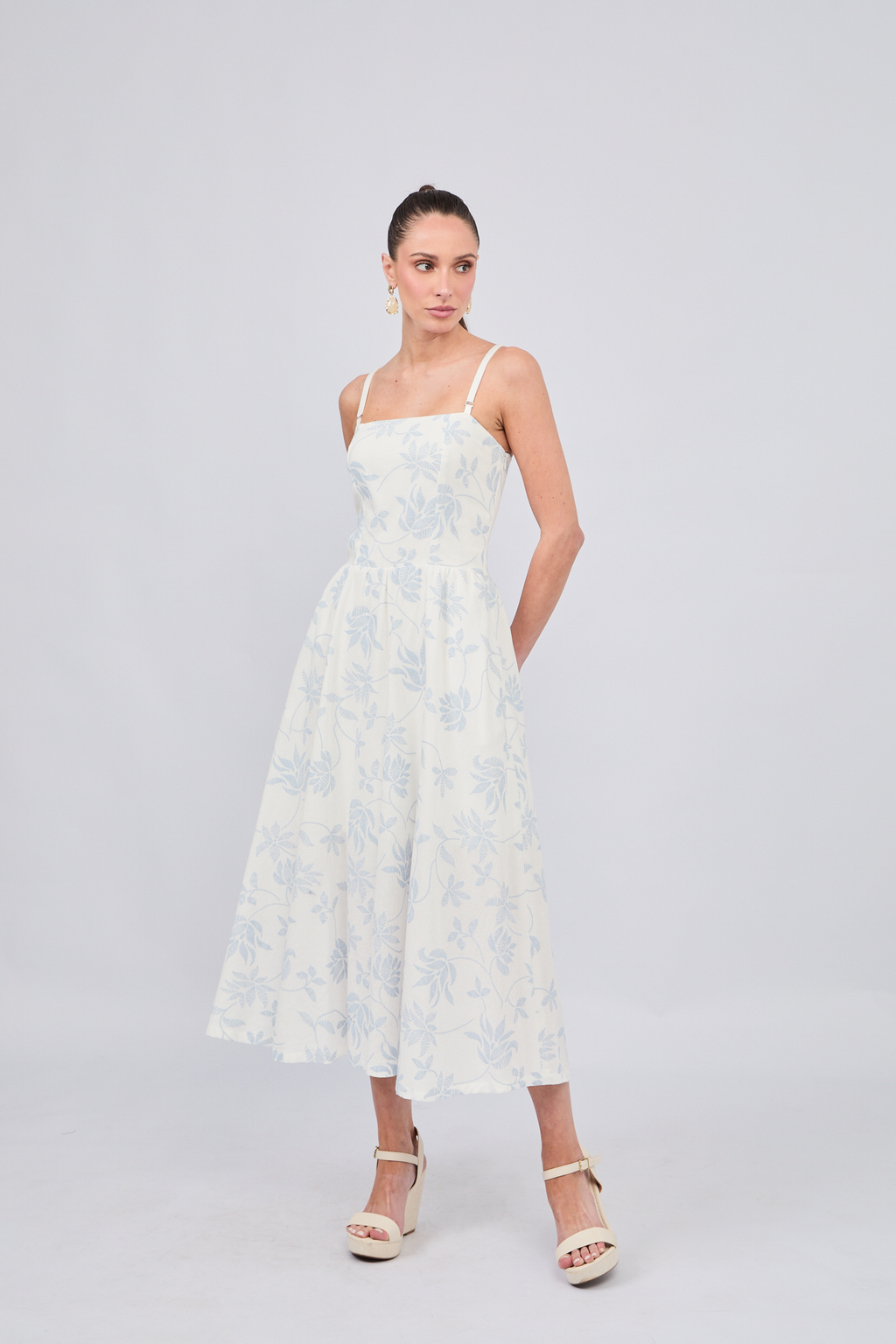 VESTIDO CON CORREA Y TIRAS REMOVIBLES CON BOLSILLOS LABRADO CELESTE - CAISSA