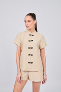 BLUSA DE CUELLO NERU CON BOTONES ORIENTALES BEIGE - ENIGMA