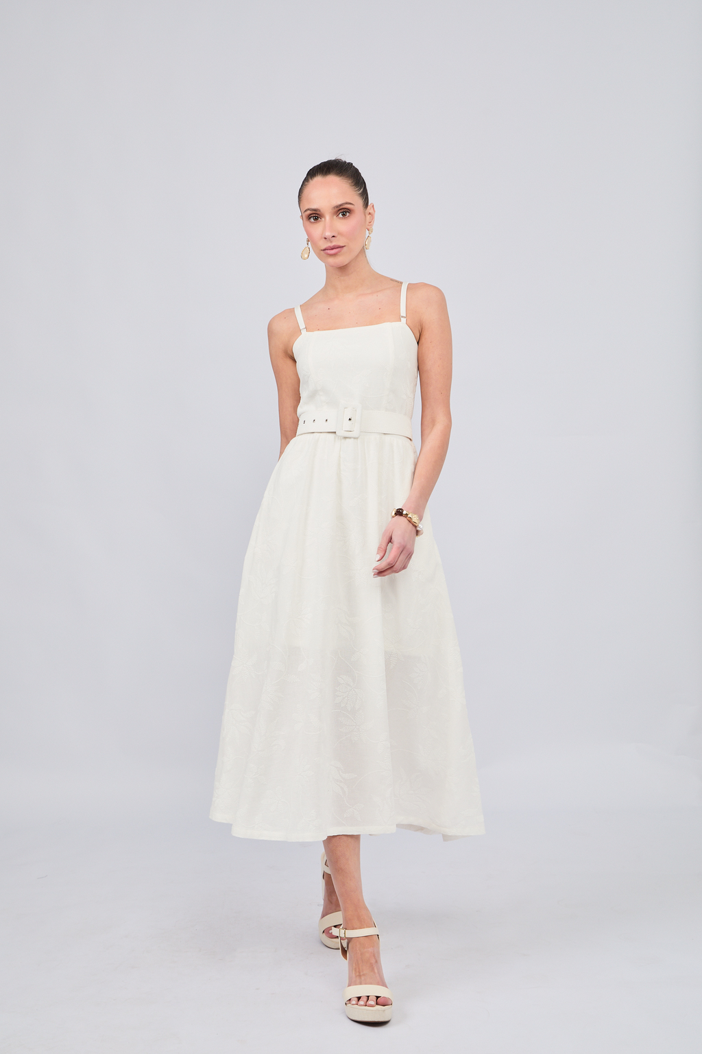 VESTIDO CON CORREA Y TIRAS REMOVIBLES CON BOLSILLOS LABRADO BLANCO - CAISSA