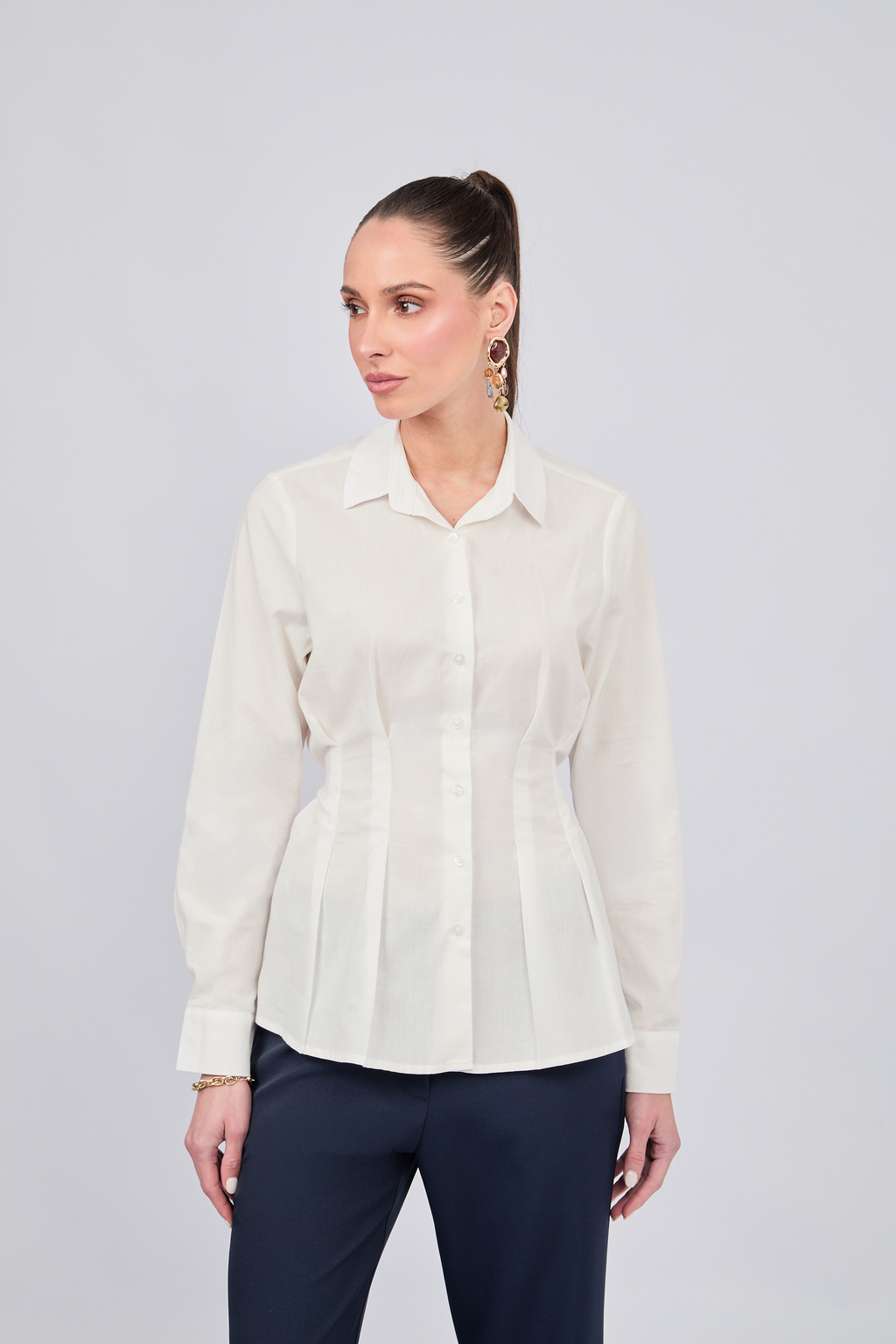 BLUSA CON CUELLO CAMISERO Y PINZAS DELANTERAS PERLA - ALFIL