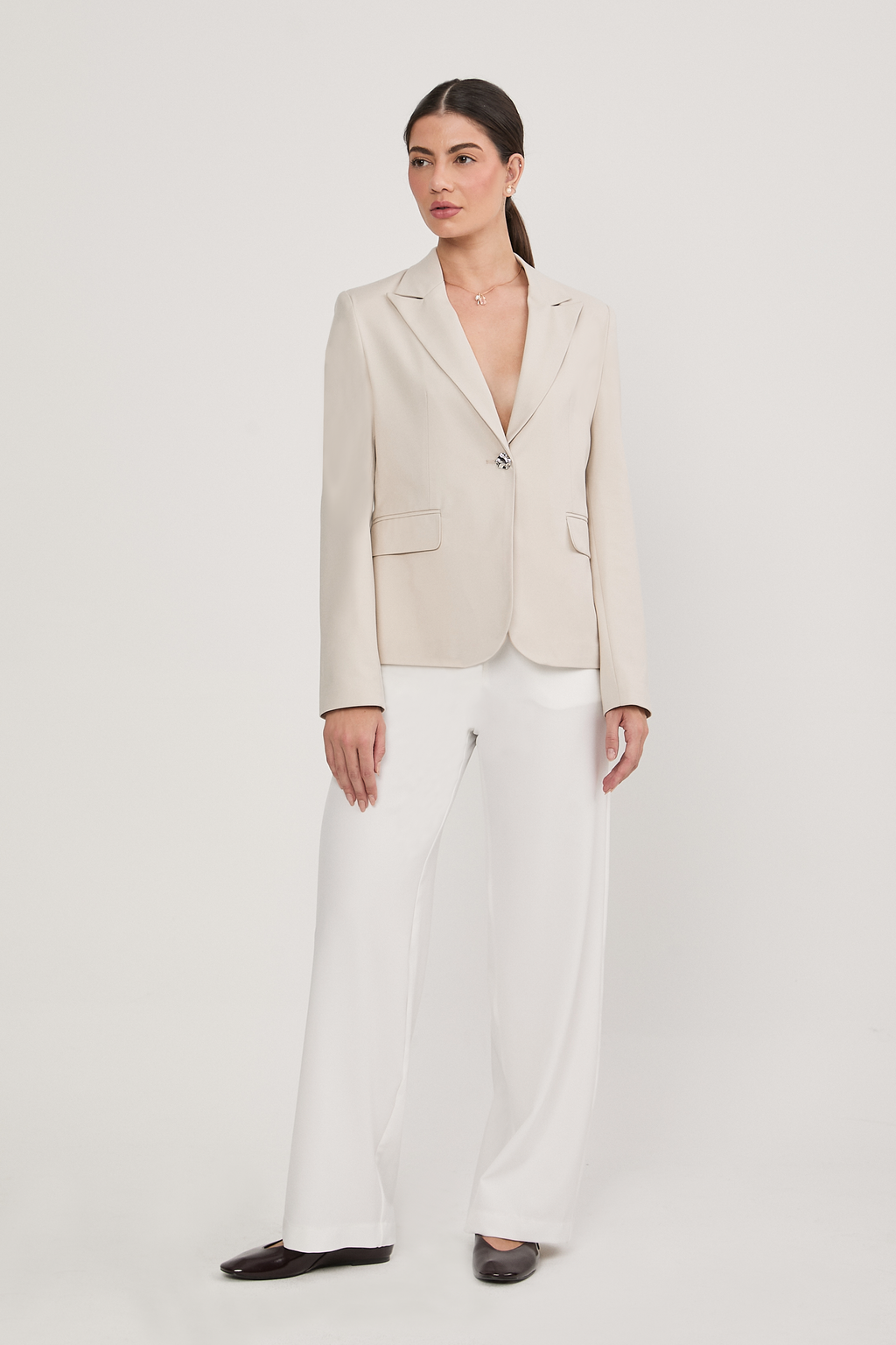 BLAZER SASTRERO ENTALLADO CON BOTON METALICO BEIGE - KAJUN [PRE-VENTA]