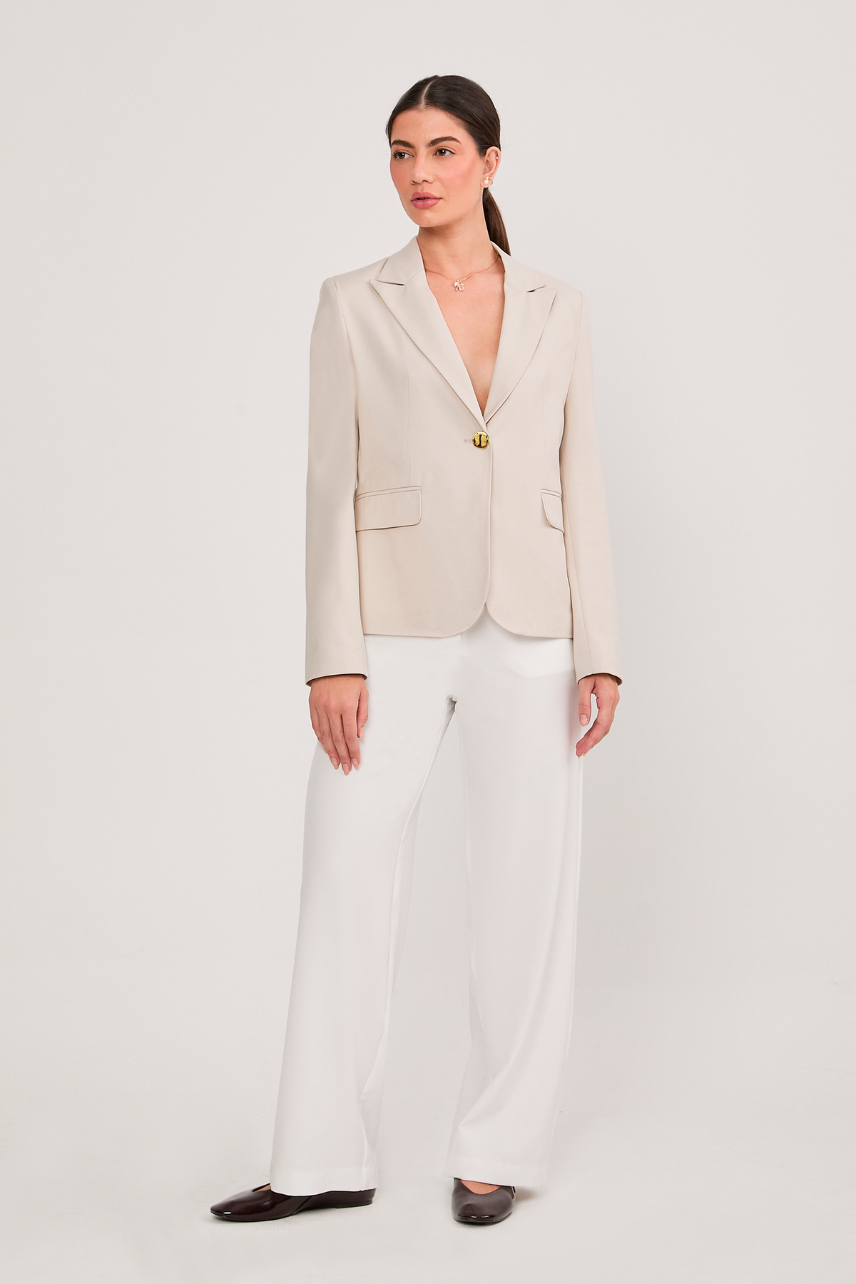 BLAZER SASTRERO ENTALLADO CON BOTON METALICO BEIGE - KAJUN
