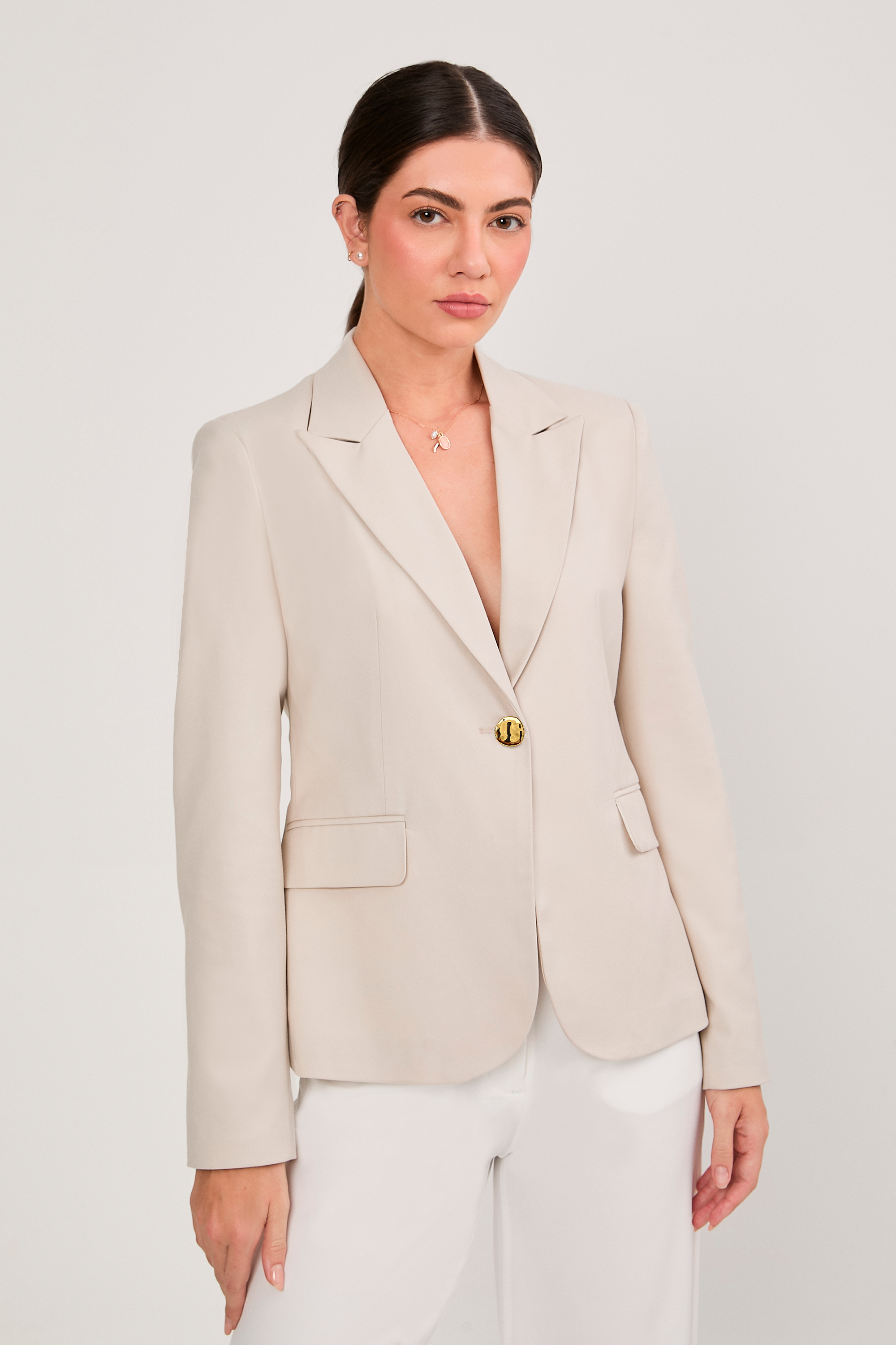 BLAZER SASTRERO ENTALLADO CON BOTON METALICO BEIGE - KAJUN