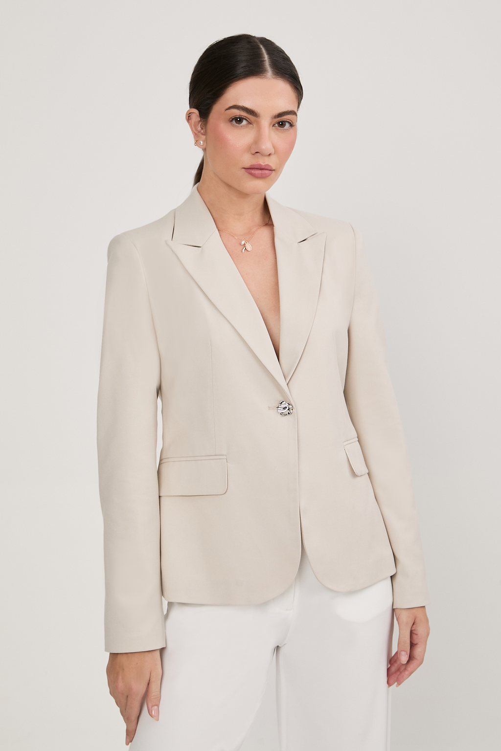 BLAZER SASTRERO ENTALLADO CON BOTON METALICO BEIGE - KAJUN [PRE-VENTA]