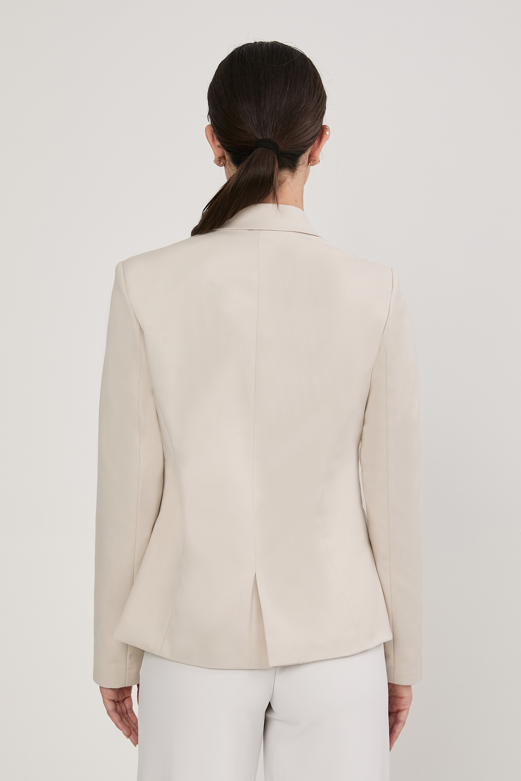 BLAZER SASTRERO ENTALLADO CON BOTON METALICO BEIGE - KAJUN [PRE-VENTA]