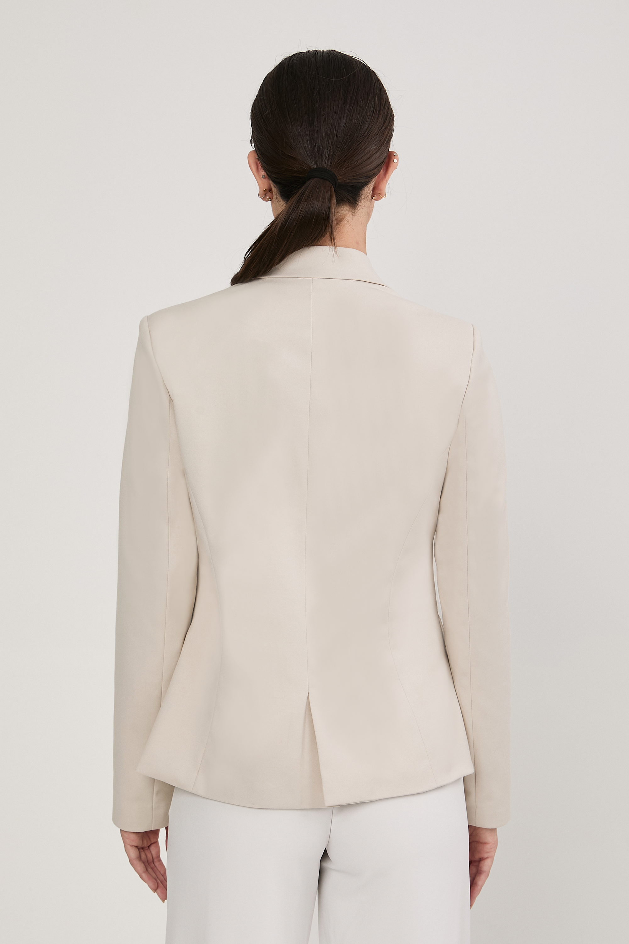 BLAZER SASTRERO ENTALLADO CON BOTON METALICO BEIGE - KAJUN