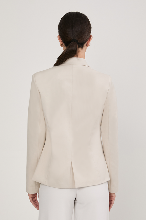 BLAZER SASTRERO ENTALLADO CON BOTON METALICO BEIGE - KAJUN [PRE-VENTA]