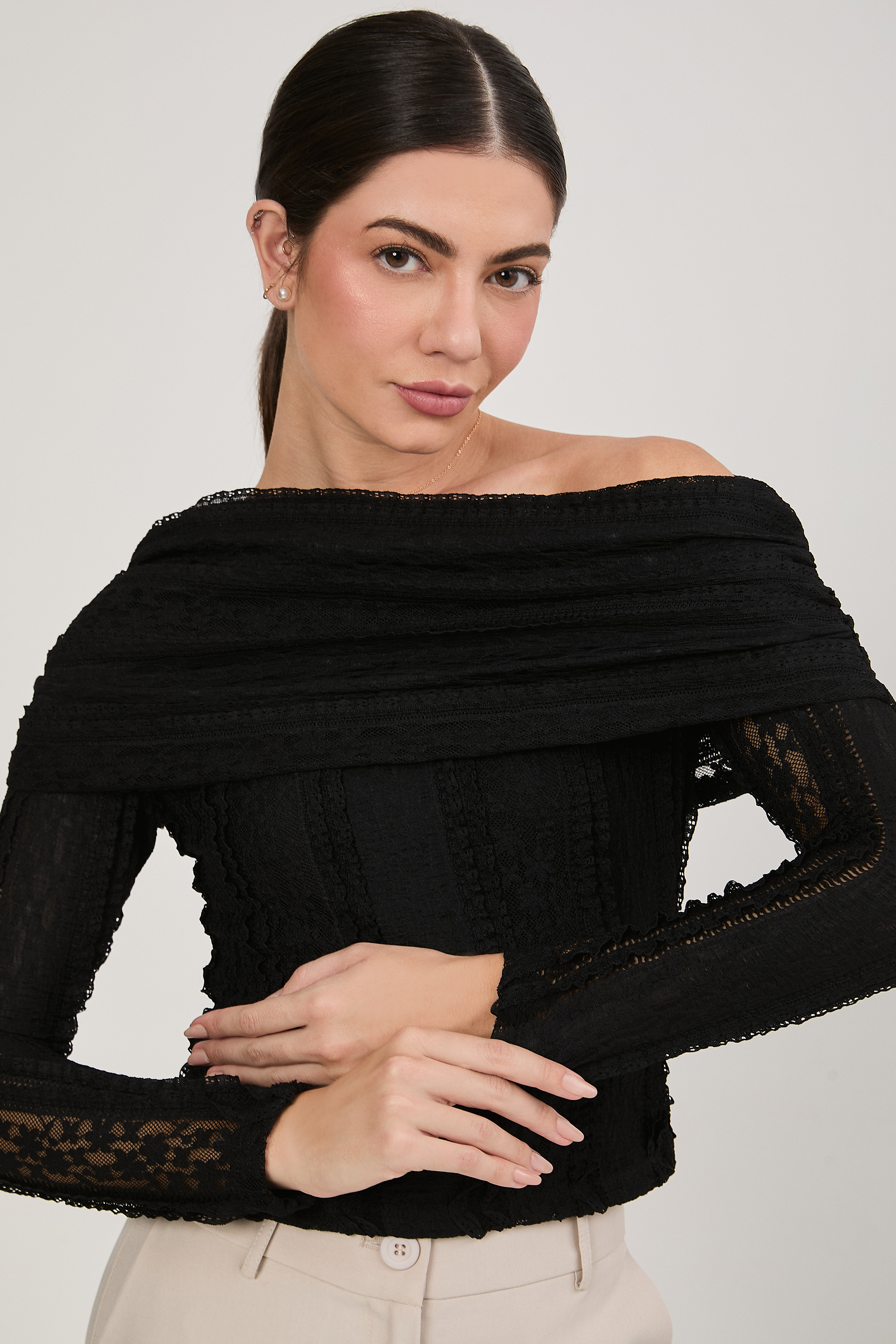 TOP DE ENCAJE ASIMETRICO MANGA LARGA CON DRAPEADO NEGRO- AMELIA