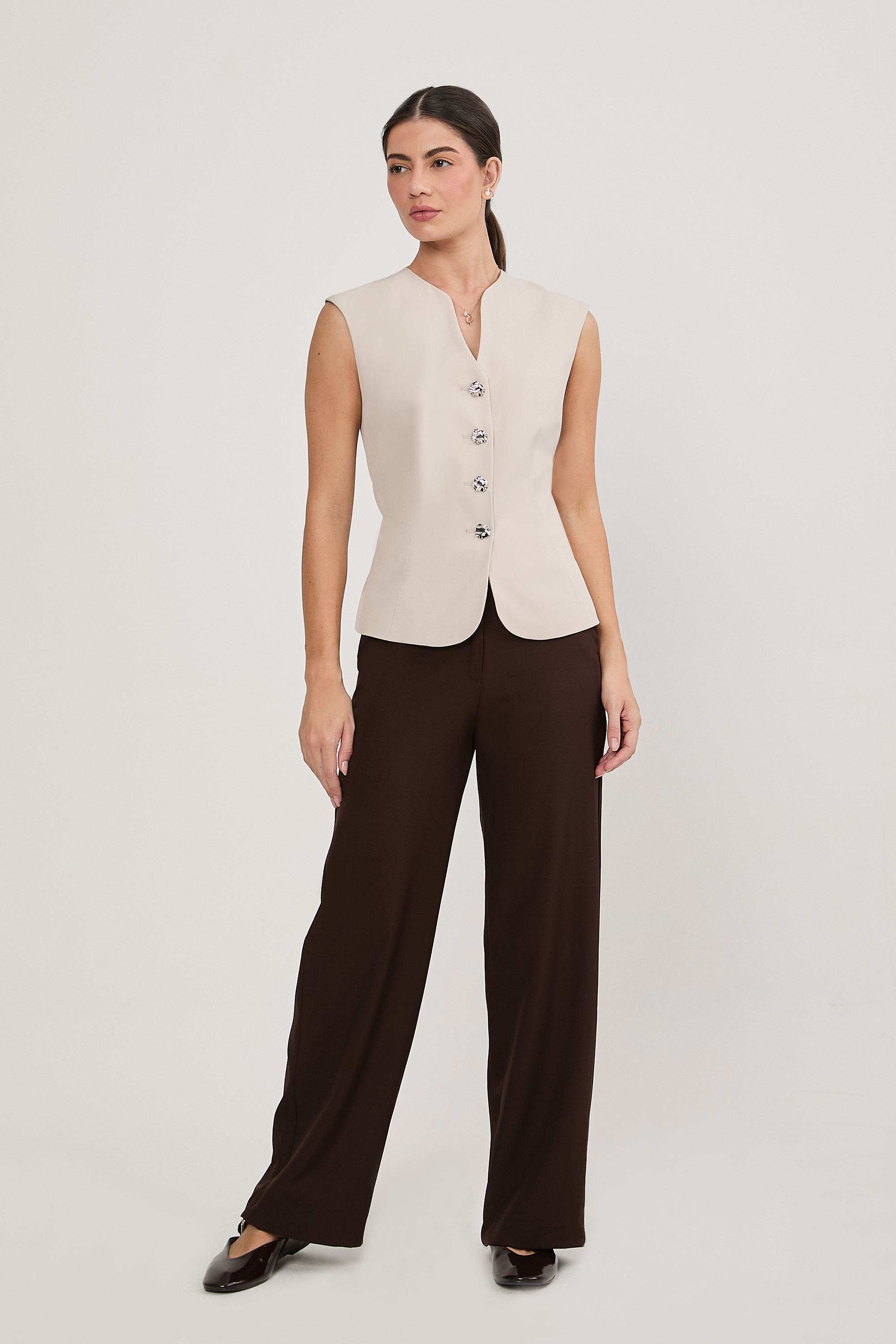 CHALECO CON ESCOTE V Y TIRAS POSTERIORES BEIGE - AMAIA
