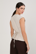 CHALECO CON ESCOTE V Y TIRAS POSTERIORES BEIGE - AMAIA