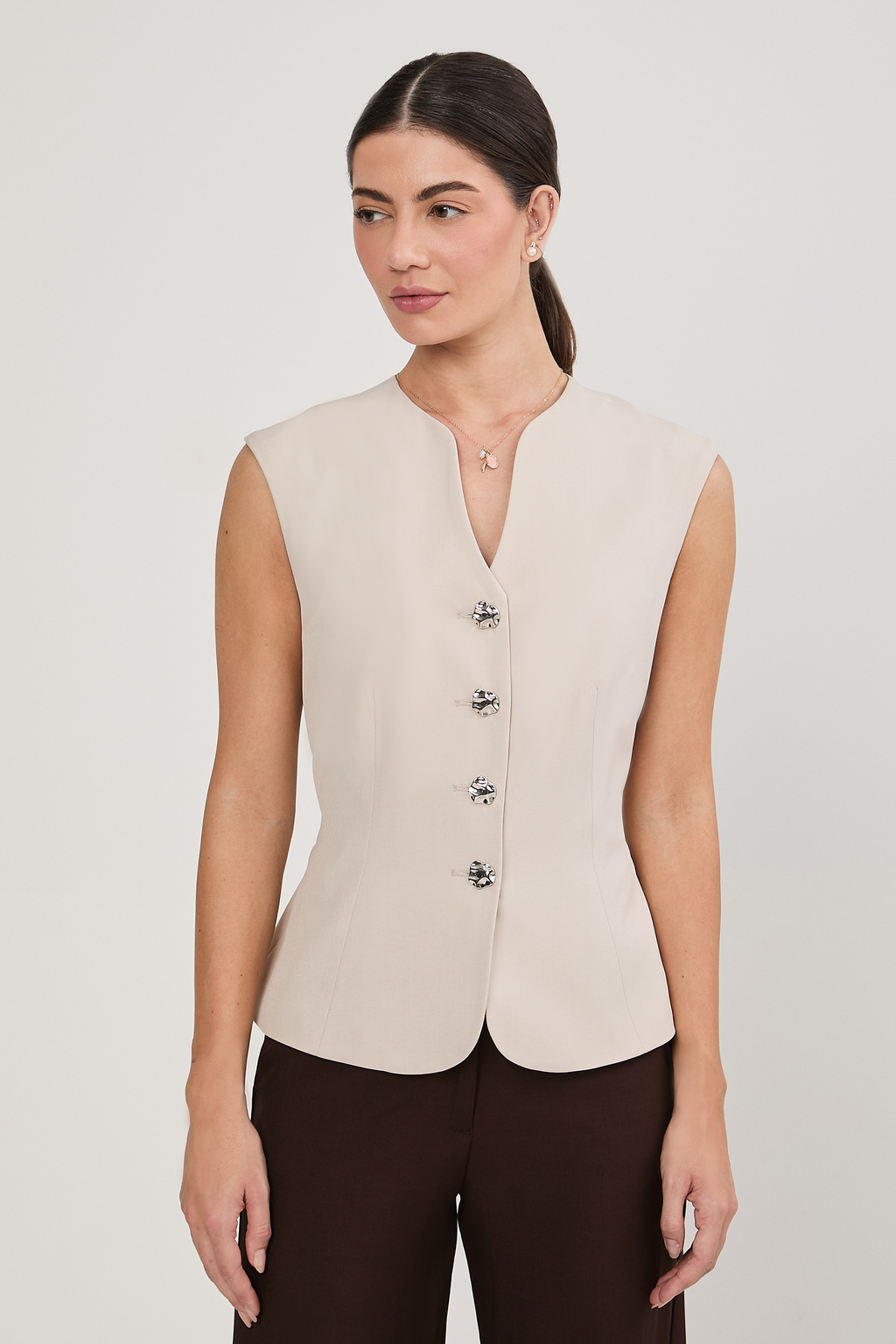 CHALECO CON ESCOTE V Y TIRAS POSTERIORES BEIGE - AMAIA