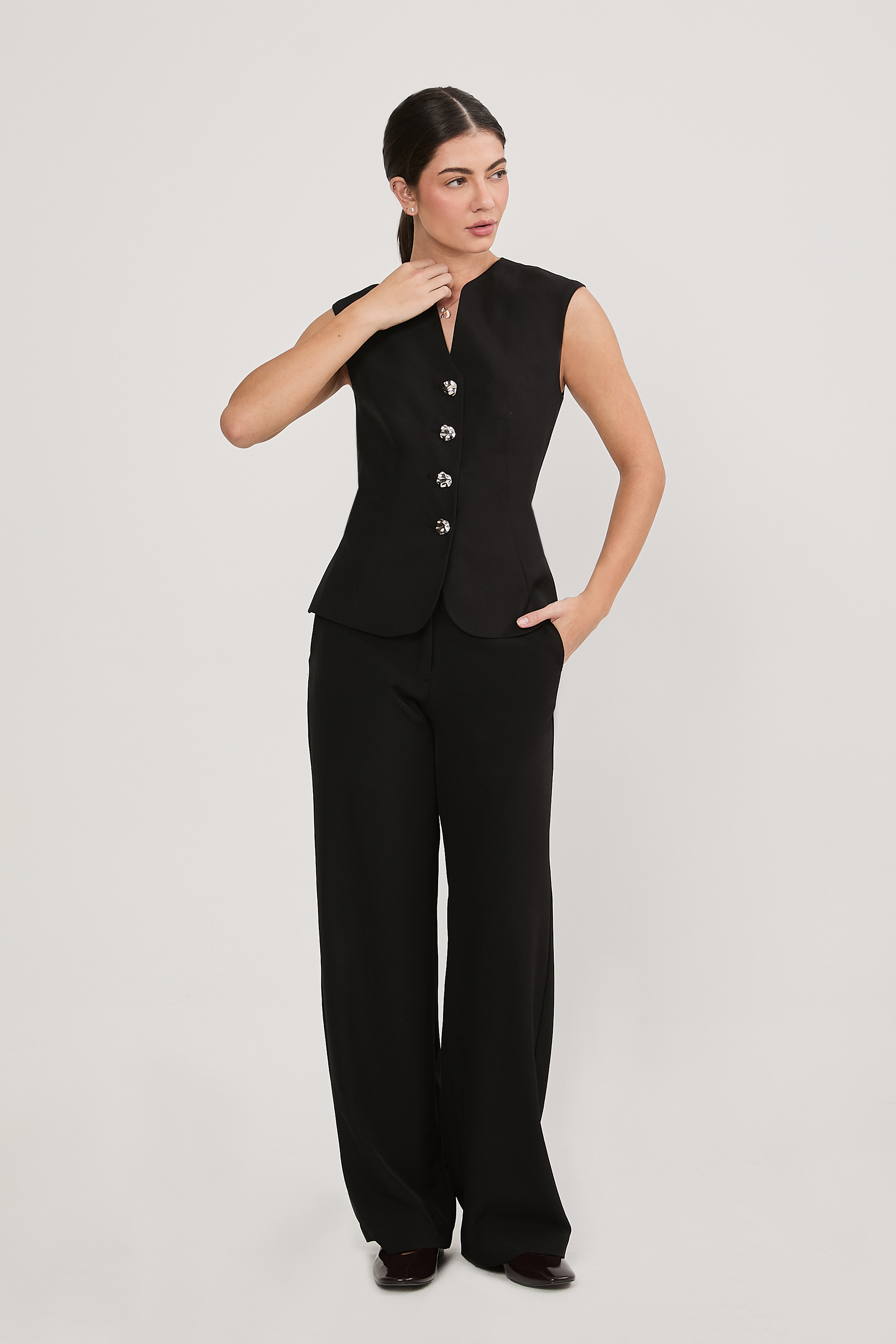 CHALECO CON ESCOTE V Y TIRAS POSTERIORES NEGRO - AMAIA