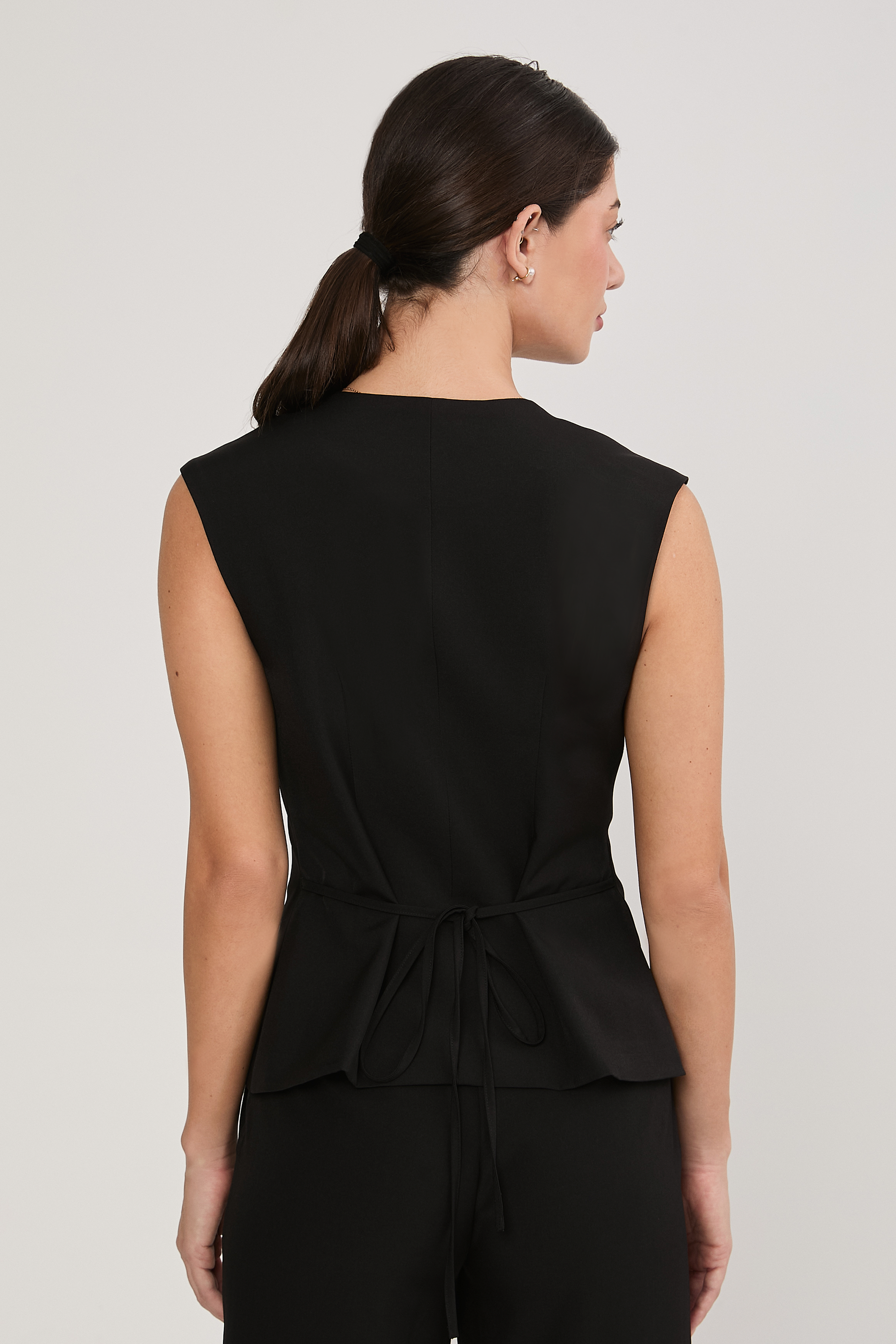 CHALECO CON ESCOTE V Y TIRAS POSTERIORES NEGRO - AMAIA